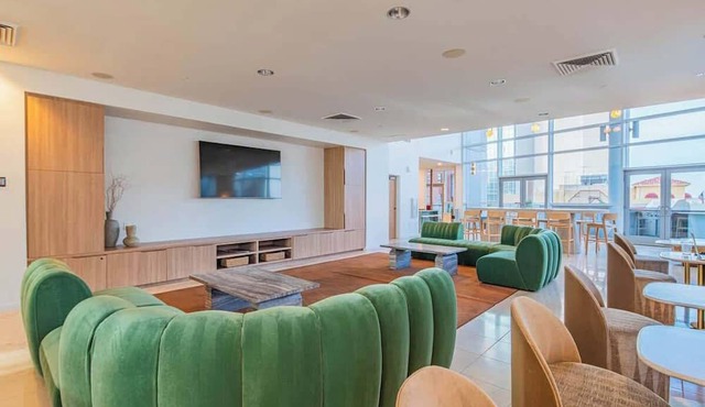 Upscale PHX Stay | Pool,Gym,Balcony,W/D,Parking