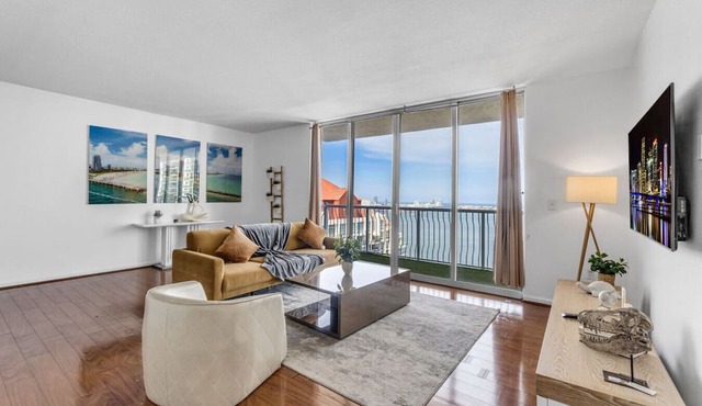 City-View Retreat in Brickell 2BR + Free Parking