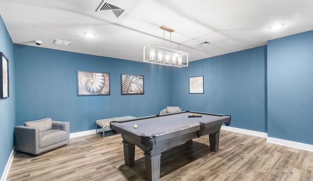 Gorgeous 2 Bed/2 Bath Condo Close to Beaches
