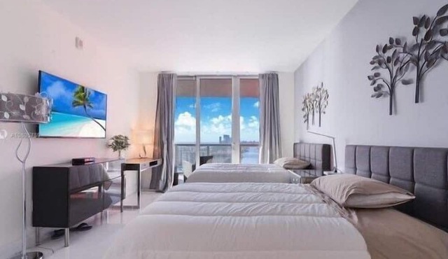 2 Bed 2 Bath Penthouse Amazing Views Beach Service