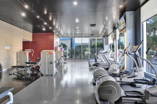 Waterfront Studio in Resort Beach Pool Gym 2405