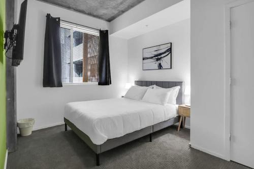 Centric 2BR In HEART of DTPHX Free Garage Parking