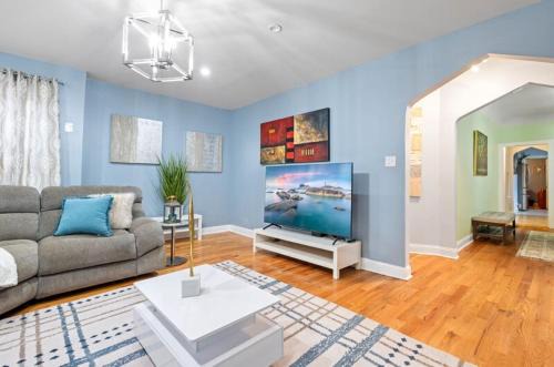 New Luxurious 5BD-2BA Duplex-FREE WINE-2CAR Parking